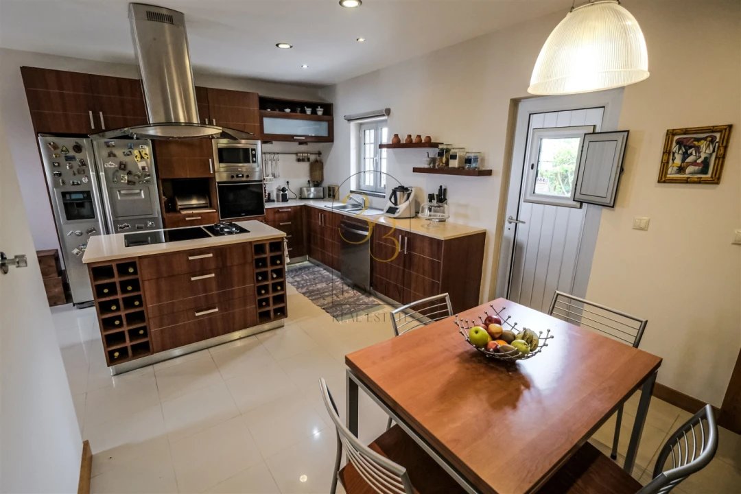 Moradia T4 para Venda em Feteira Foto 5