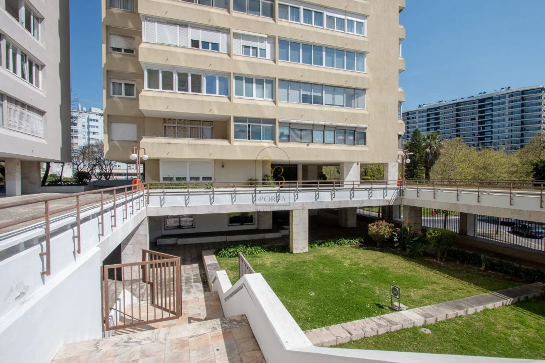 Loja para Venda em Algés, Linda-A-Velha e Cruz Quebrada-Dafundo Foto 1