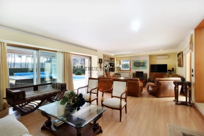 Moradia T5 para Venda em Charneca de Caparica e Sobreda