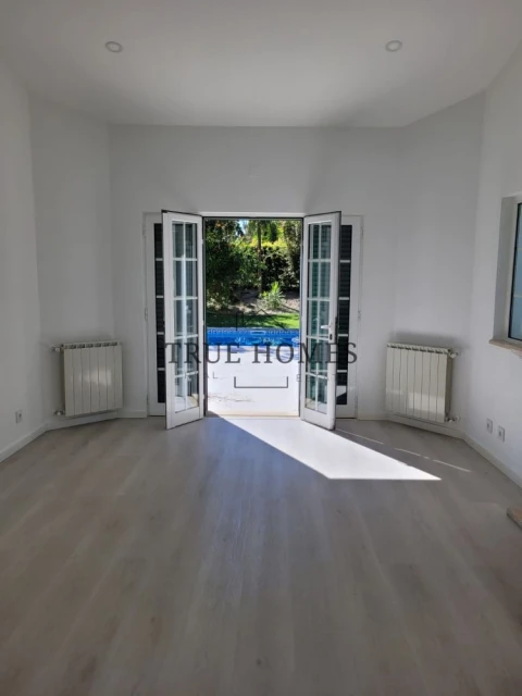 Moradia T4 para Venda em Charneca de Caparica e Sobreda