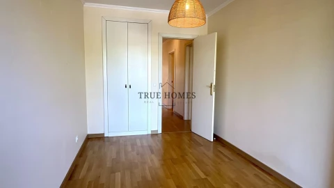 Apartamento T3 para Venda em Charneca de Caparica e Sobreda