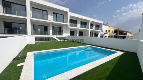 Moradia T3 para Venda em Charneca de Caparica e Sobreda