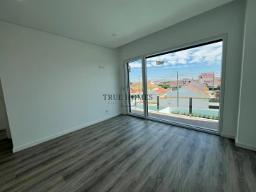 Moradia T3 para Venda em Charneca de Caparica e Sobreda