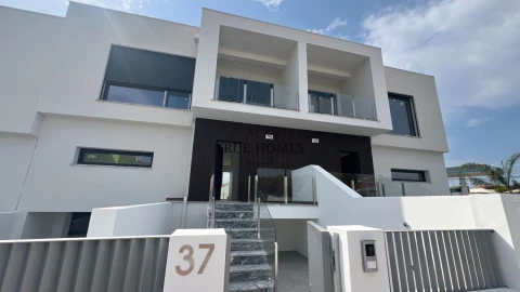 Moradia T3 para Venda em Charneca de Caparica e Sobreda