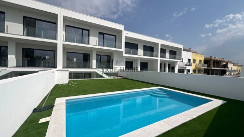 Moradia T3 para Venda em Charneca de Caparica e Sobreda