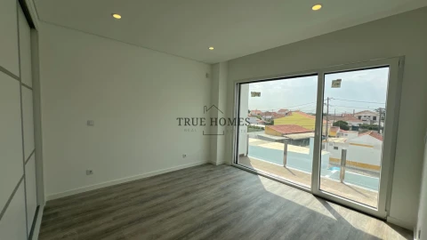 Moradia T3 para Venda em Charneca de Caparica e Sobreda