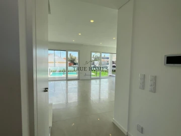Moradia T3 para Venda em Charneca de Caparica e Sobreda