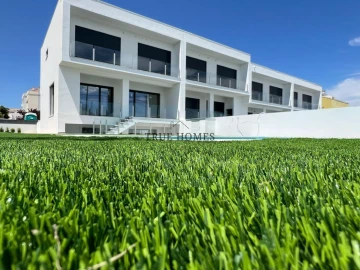 Moradia T3 para Venda em Charneca de Caparica e Sobreda
