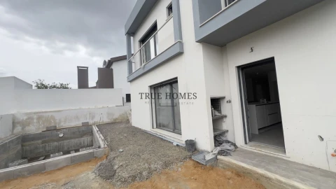 Moradia T3 para Venda em Charneca de Caparica e Sobreda