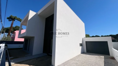 Moradia T4 para Venda em Charneca de Caparica e Sobreda