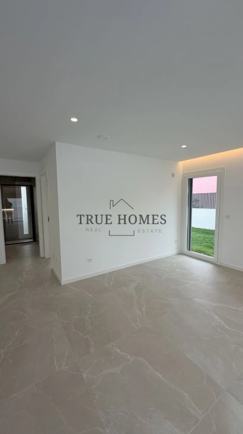 Moradia T4 para Venda em Charneca de Caparica e Sobreda