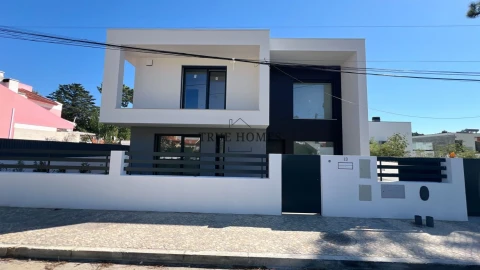 Moradia T4 para Venda em Charneca de Caparica e Sobreda