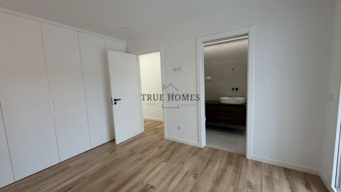 Moradia T4 para Venda em Charneca de Caparica e Sobreda