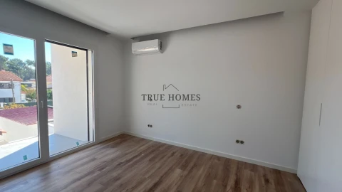 Moradia T4 para Venda em Charneca de Caparica e Sobreda