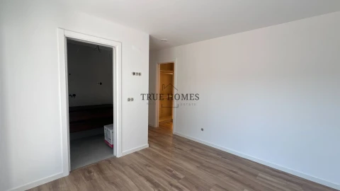 Moradia T4 para Venda em Charneca de Caparica e Sobreda