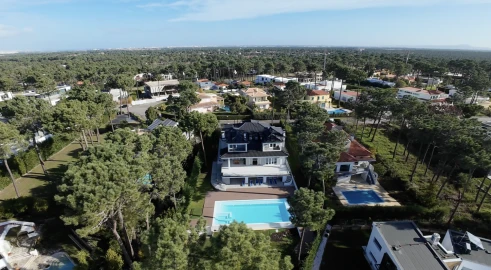 Moradia T8 para Venda em Charneca de Caparica e Sobreda