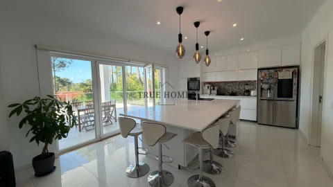 Moradia T8 para Venda em Charneca de Caparica e Sobreda