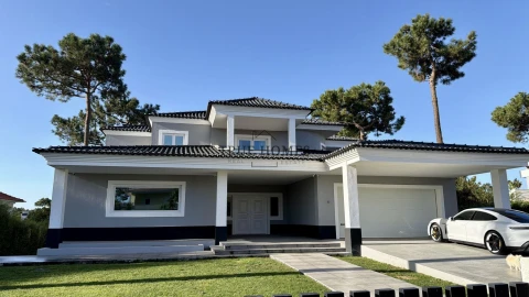 Moradia T8 para Venda em Charneca de Caparica e Sobreda