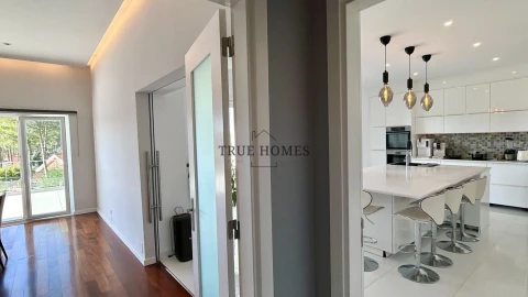 Moradia T8 para Venda em Charneca de Caparica e Sobreda