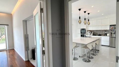 Moradia T8 para Venda em Charneca de Caparica e Sobreda