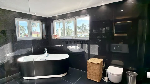 Moradia T8 para Venda em Charneca de Caparica e Sobreda