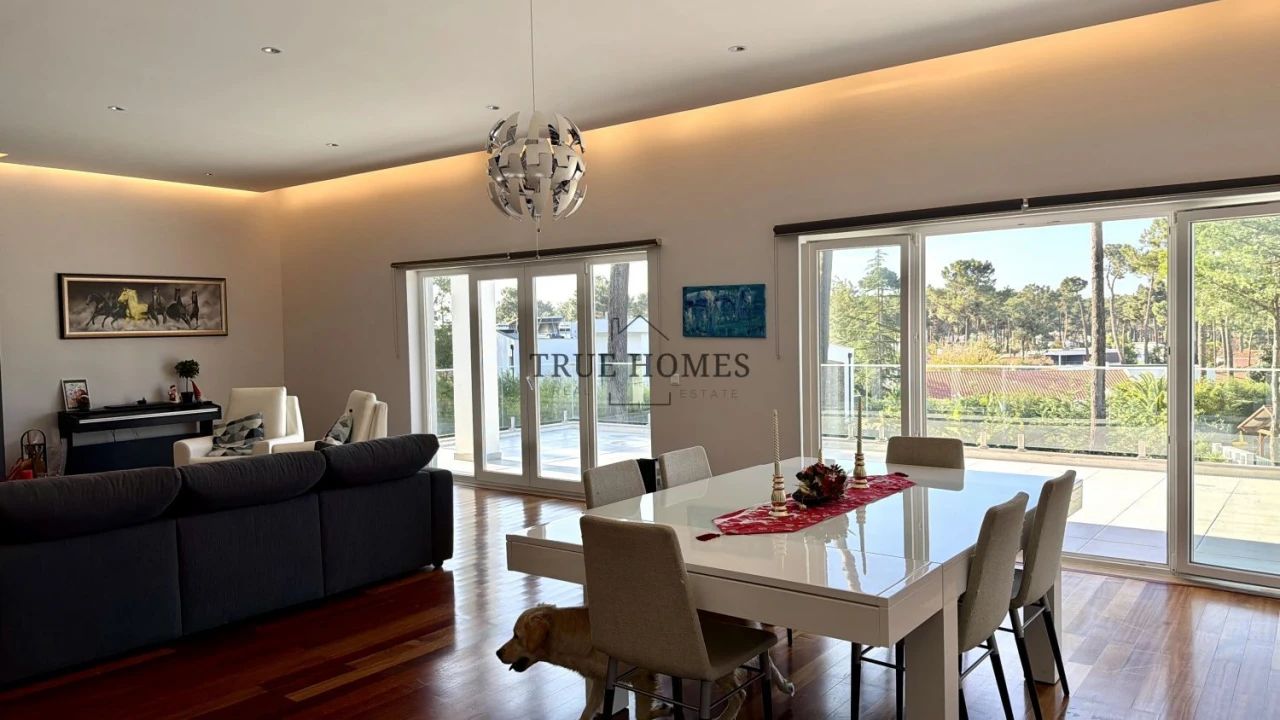 Moradia T8 para Venda em Charneca de Caparica e Sobreda Foto 13