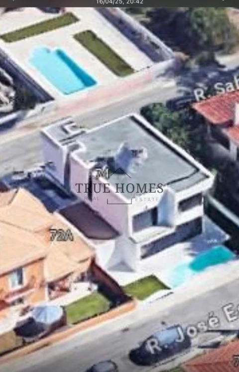 Moradia T4 para Venda em Charneca de Caparica e Sobreda