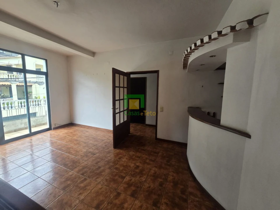 Moradia T7 para Venda em Estreito de Camara de Lobos Foto 6