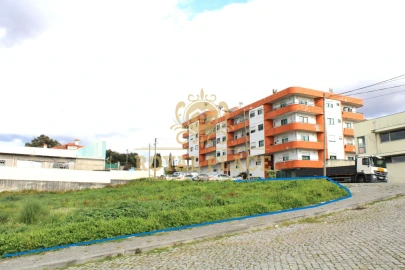Terreno para Venda em Paços de Brandão