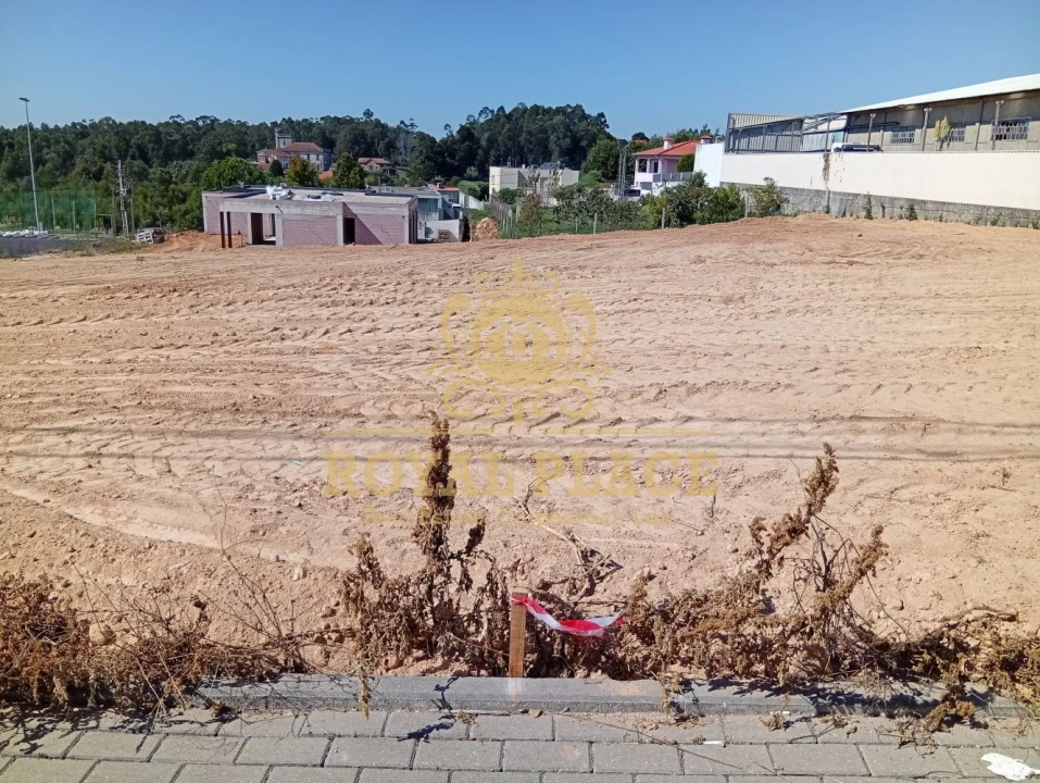 Terreno para Venda em Paços de Brandão Foto 1