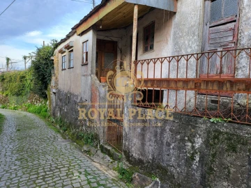 Moradia T2 para Venda em Sobrado e Bairros