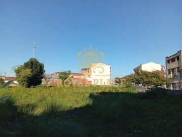 Terreno para Venda em Paços de Brandão