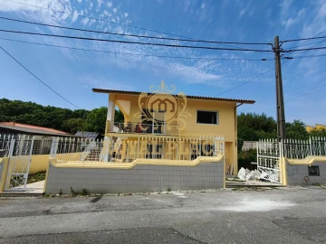 Moradia T3 para Venda em Santa Maria de Lamas