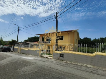 Moradia T3 para Venda em Santa Maria de Lamas
