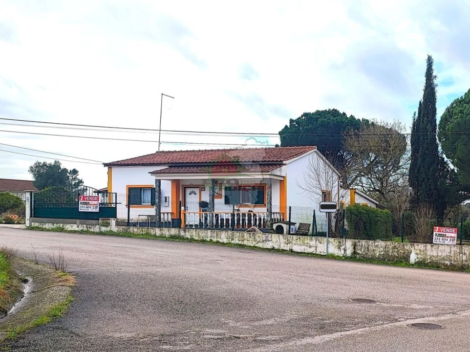 Moradia T3 para Venda em Casais e Alviobeira Foto 1