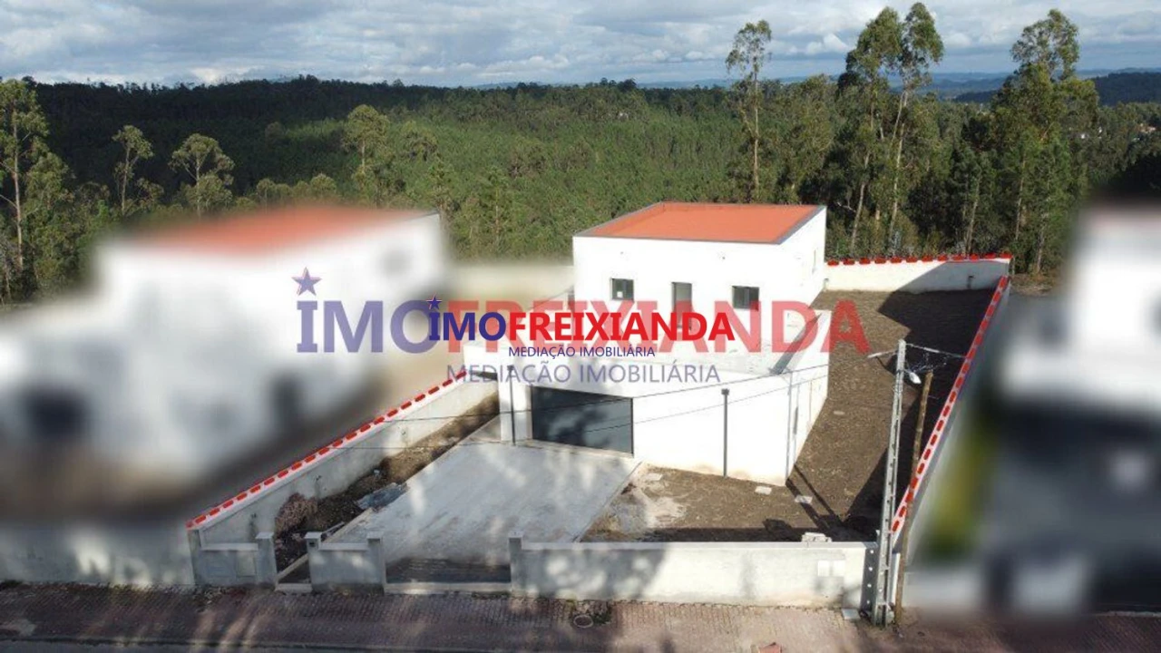 Moradia T4 para Venda em Caxarias Foto 11
