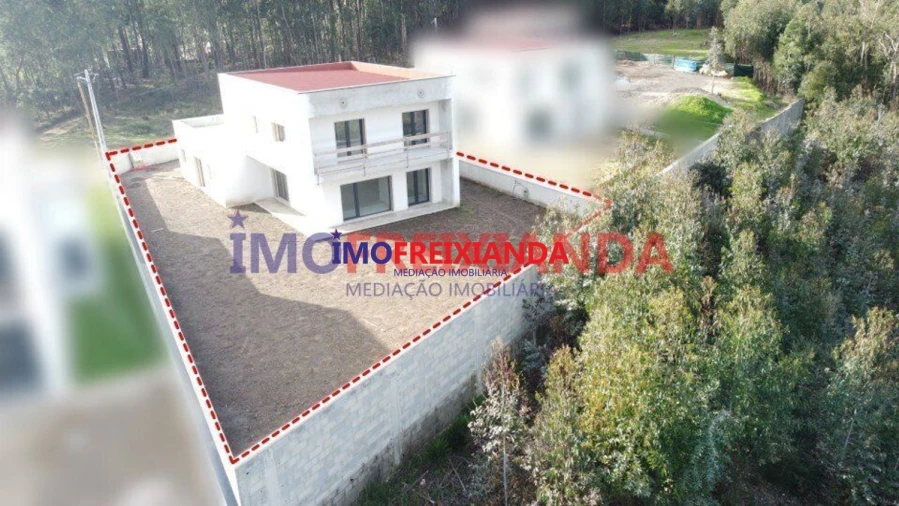 Moradia T4 para Venda em Caxarias Foto 9