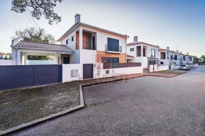 Moradia T4 para Venda em Monte Redondo e Carreira