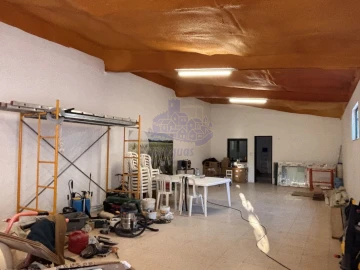 Loja para Arrendamento em Alcantarilha e Pêra