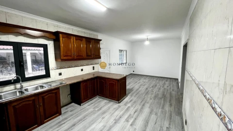 Moradia T4 para Venda em Trouxemil e Torre de Vilela