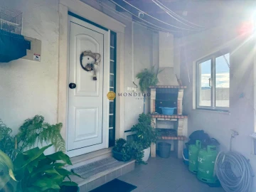 Moradia T2 para Venda em Santo Antonio dos Olivais