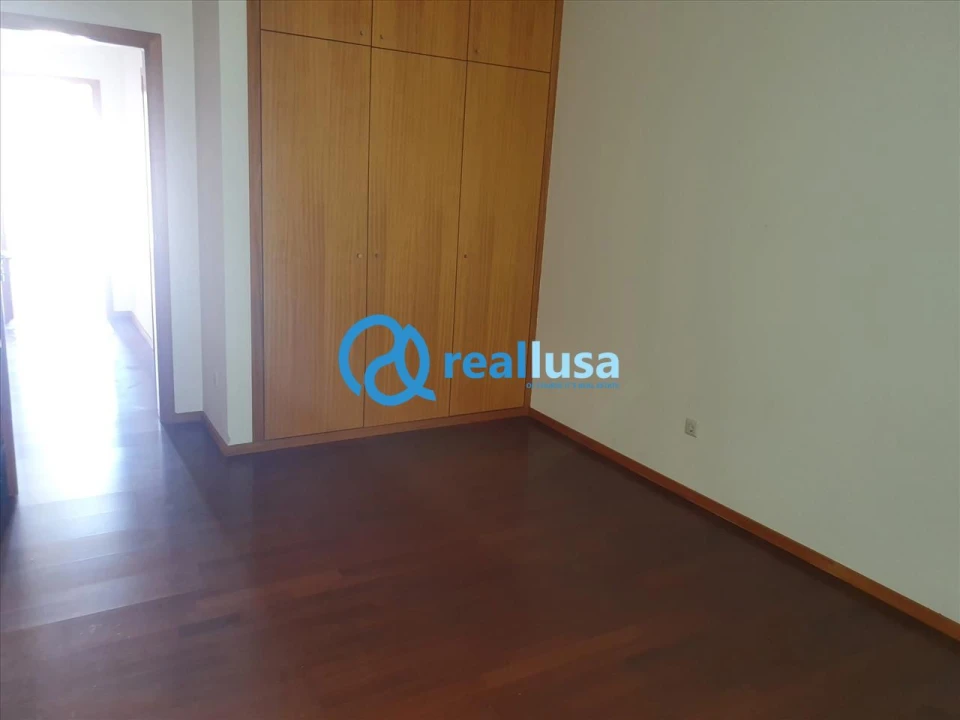 Apartamento T4 para Venda em Oliveira do Douro Foto 9