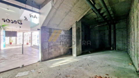 Loja para Arrendamento em Santa Cruz