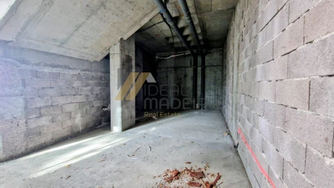 Loja para Arrendamento em Santa Cruz