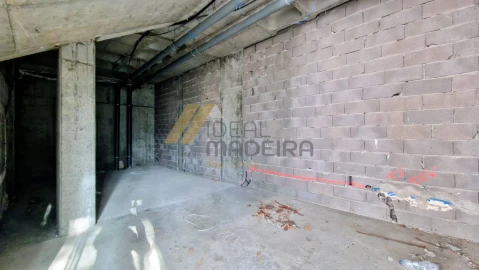 Loja para Arrendamento em Santa Cruz