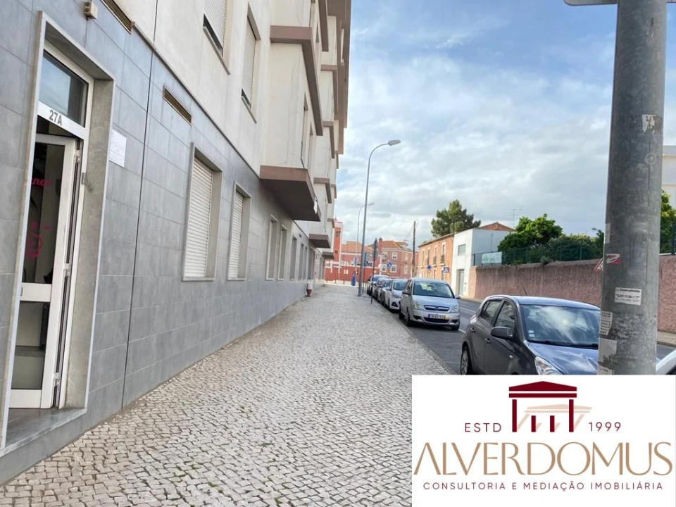 Loja para Arrendamento em Santa Clara Foto 1