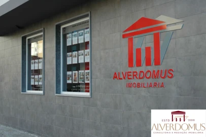 Loja para Arrendamento em Santa Clara