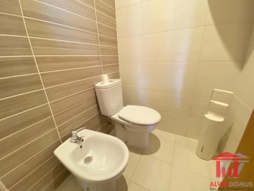 Loja para Arrendamento em Santa Clara