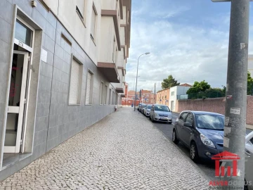 Loja para Arrendamento em Santa Clara