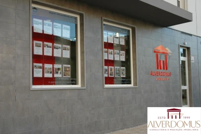 Loja para Arrendamento em Santa Clara